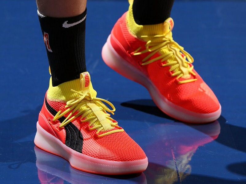 Zapatillas Puma de baloncesto rojas con cordones amarillos