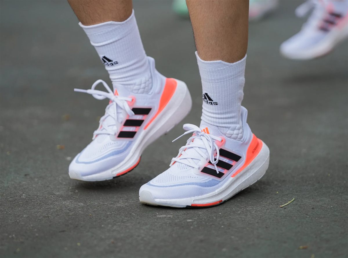 Zapatillas Adidas Ultraboost blancas con detalles naranja